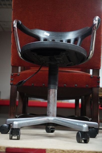 Fauteuil de bureau en métal tubulaire, l’assise...