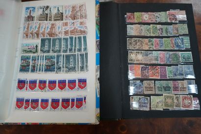 Réunion de six albums de timbres.
En l'é...