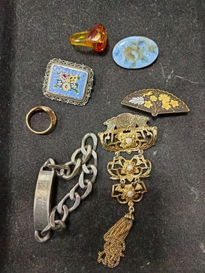 Réunion de bijoux fantaisie comprenant :...