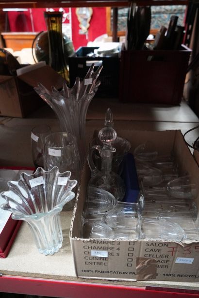 Réunion de verrerie et cristal dont vases,...