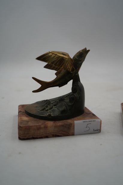 L. TARLET
Paire de serre-livres en bronze...