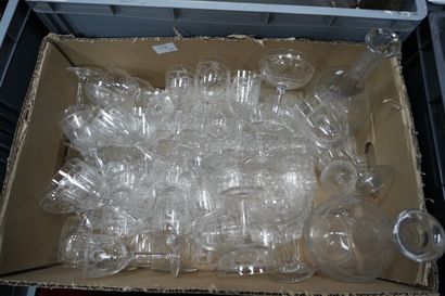 Partie de service de verres à pied en cristal...