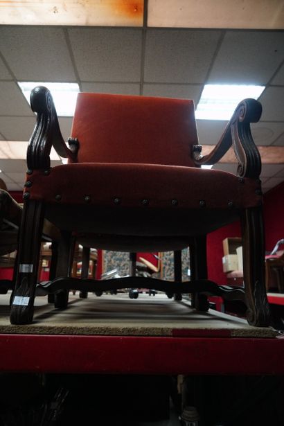 Paire de fauteuils à haut dossier en bois...