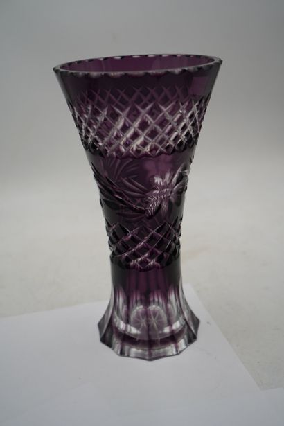 Vase diabolo en verre teinté violet.
En ...