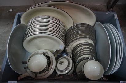 Partie de service de table en porcelaine,...