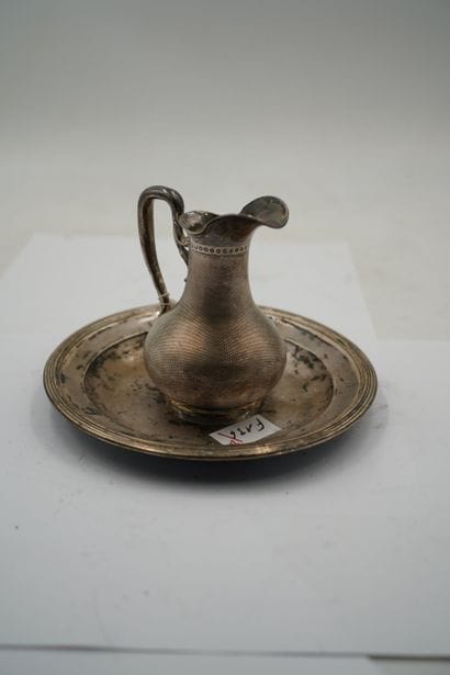 Coupe creuse en argent, filet contour.
Poids....