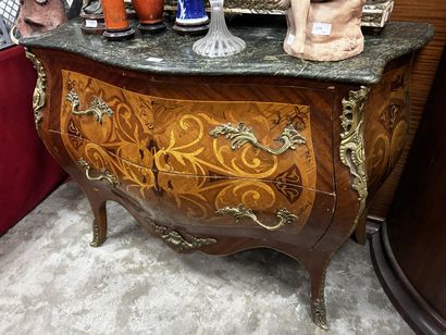 Commode de forme mouvementée en bois de placage...
