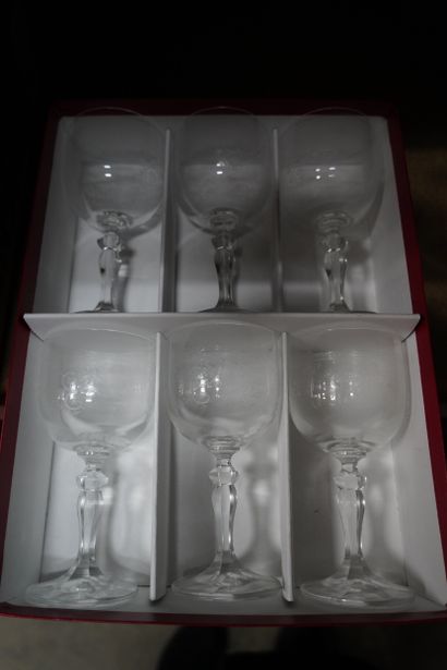 Réunion de verrerie et cristal dont vases,...