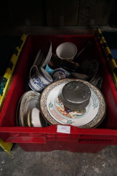 Réunion de porcelaines, faïences, dont assiettes,...