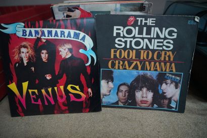 Réunion de disques vinyles 45 tours.
En ...