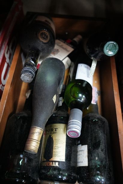 Réunion de bouteilles de vins liqueurs et...