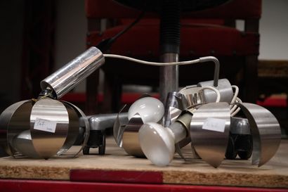 Réunion de lampes et appareils photos.
En...