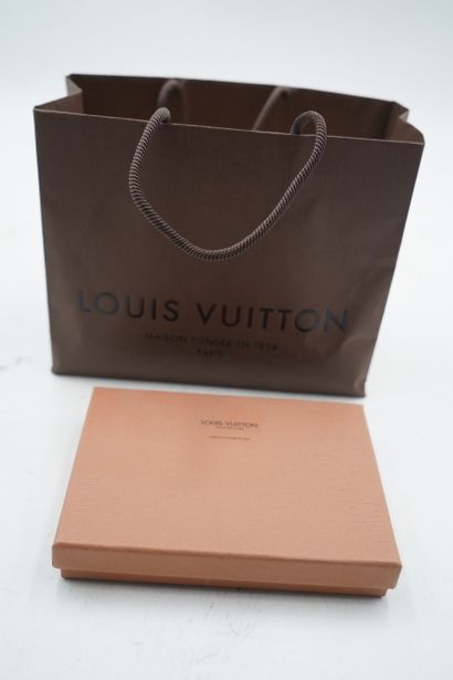 LOUIS VUITTON 
PORTE-CHEQUIER
Toile enduite...