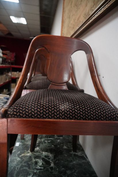 Table circulaire en bois plaqué, les pieds...