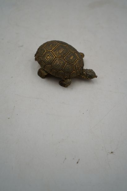 LANCEL
Pendule Tortue en métal doré, la carapace...