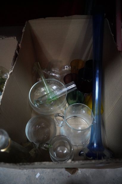 Réunion de verrerie, verres, carafe, coupe.
Deux...