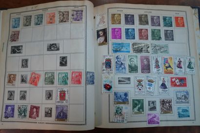 Réunion de six albums de timbres.
En l'é...
