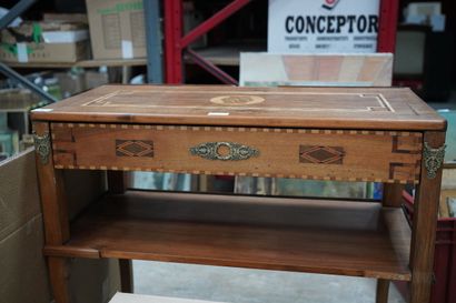 Console en bois à décor marqueté ouvrant...