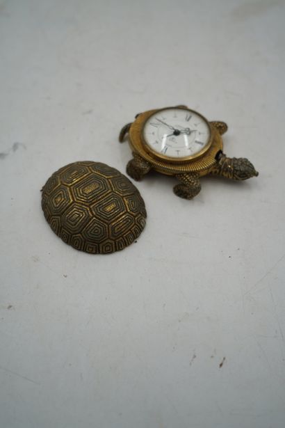 LANCEL
Pendule Tortue en métal doré, la carapace...