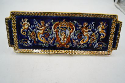 GIEN modèle Renaissance sur fond bleu
Aiguière...