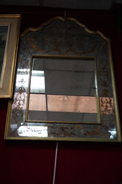 Miroir à parclose rectangulaire, le fronton...