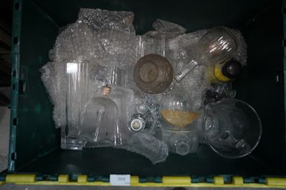 Réunion de verrerie, dont carafe, verres,...