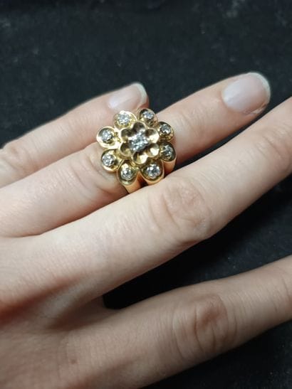 Bague en or 18K et platine, épousant la forme...