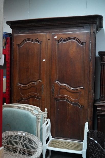 Grande armoire en bois naturel mouluré ouvrant...
