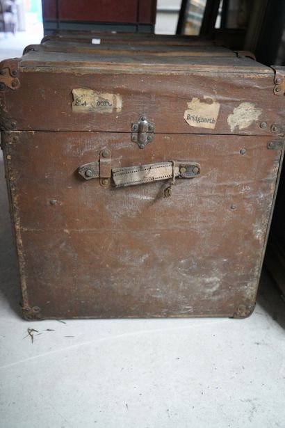 Coffre rectangulaire en bois et cuir.
En...