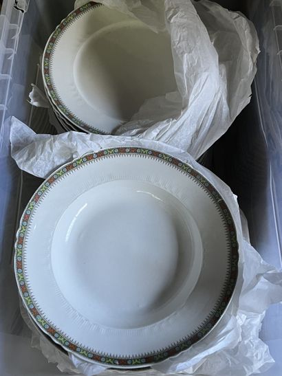 LIMOGES
Partie de service de table en porcelaine,...
