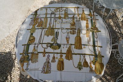 HERMES
Suite de trois foulards modèles 