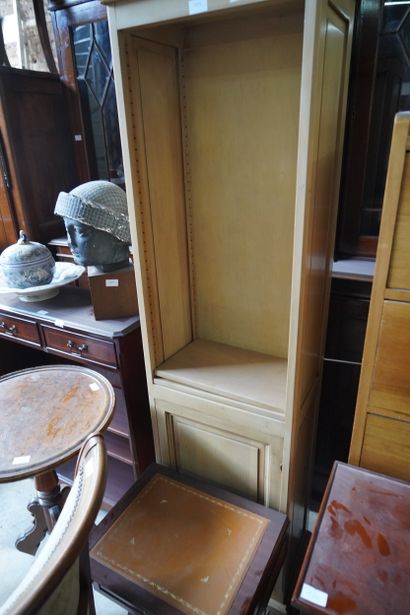 Ensemble de petits meubles :
-	Chaise en...