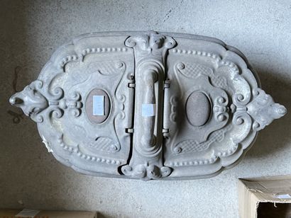 Seau à charbon en métal, à deux ouvertures.
En...