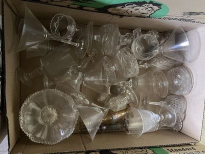 Ensemble de verres et cristaux gravés et...
