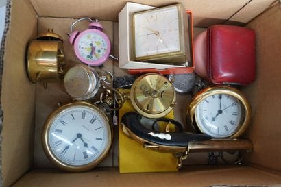 Réunion de réveils, montres à gousset.
En...