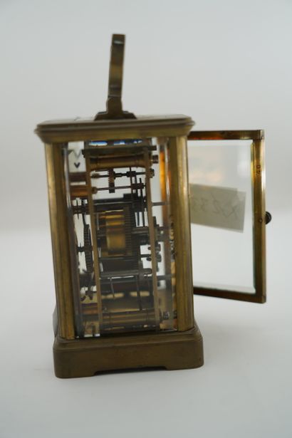 Pendulette de voyage en métal doré, le cadran...