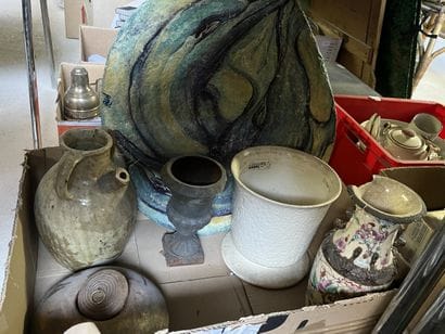 Réunion de vases, boite, jardinières et pichet,...
