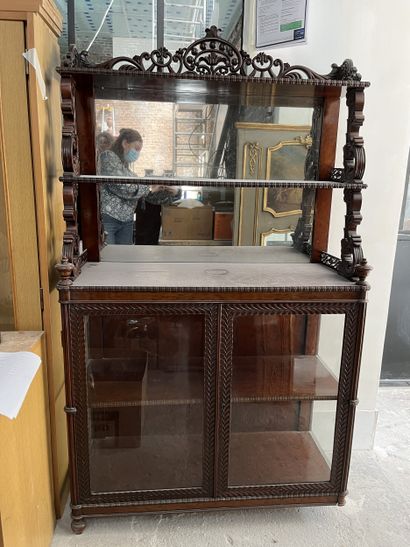 Buffet en bois, la partie haute à deux niches...