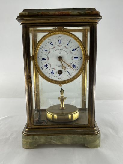 Pendule cage en onyx et métal doré, le cadrant...