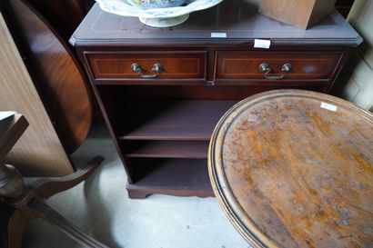 Ensemble de petits meubles :
-	Chaise en...