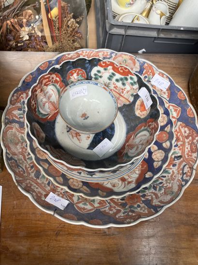 Deux plats ronds et une grand plat creux...