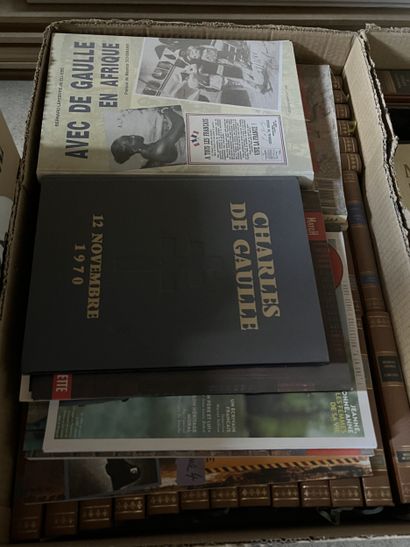 Réunion de livres modernes divers.
Cinq cartons.
En...