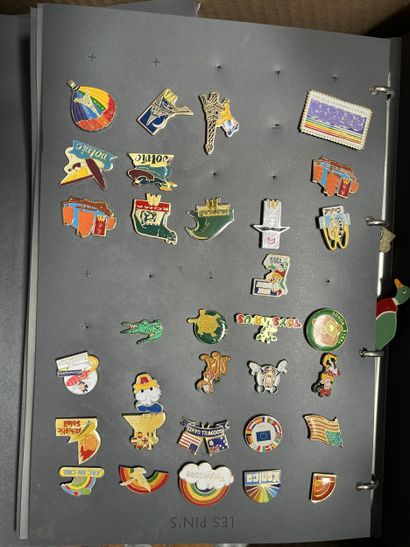 Réunion de pin's et broches et réunion de...