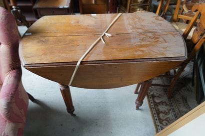 Table ronde à abattants, repose sur quatre...