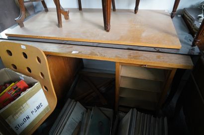 Bureau en bois naturel et un fauteuil de...