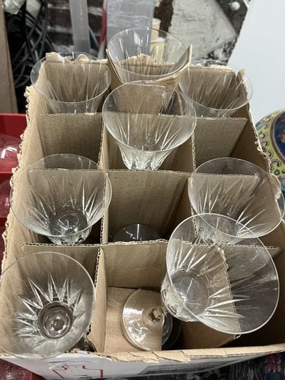 Miroir en bois et pâte doré, forme écusson...