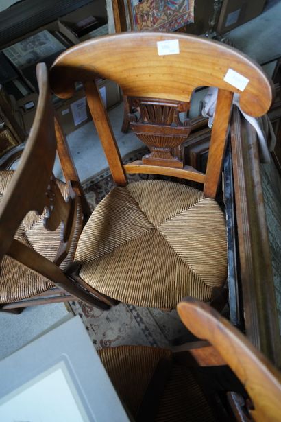 Réunion de quatre chaises en bois tinté,...