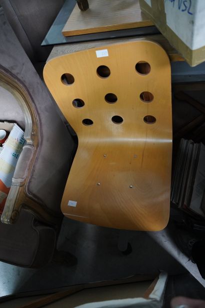 Bureau en bois naturel et un fauteuil de...