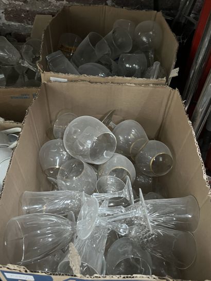 Réunion de parties de service de verres,...