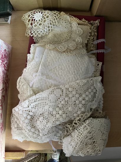 Lot de dentelles et chapeaux.
En l'état.